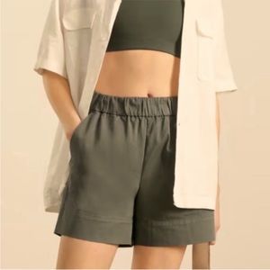 NEW NWT Everlane The easy short green basil size 2